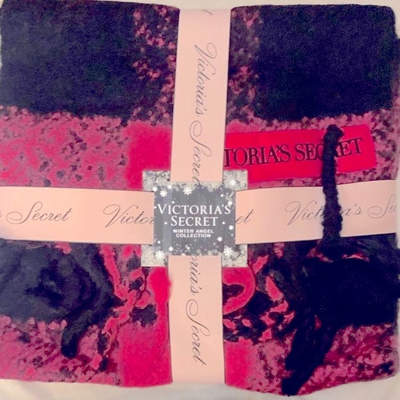 NWT Victoria's Secret Winter Angel Collection Warm Cozy Buffalo Plaid Scarf - Picture 2 of 7